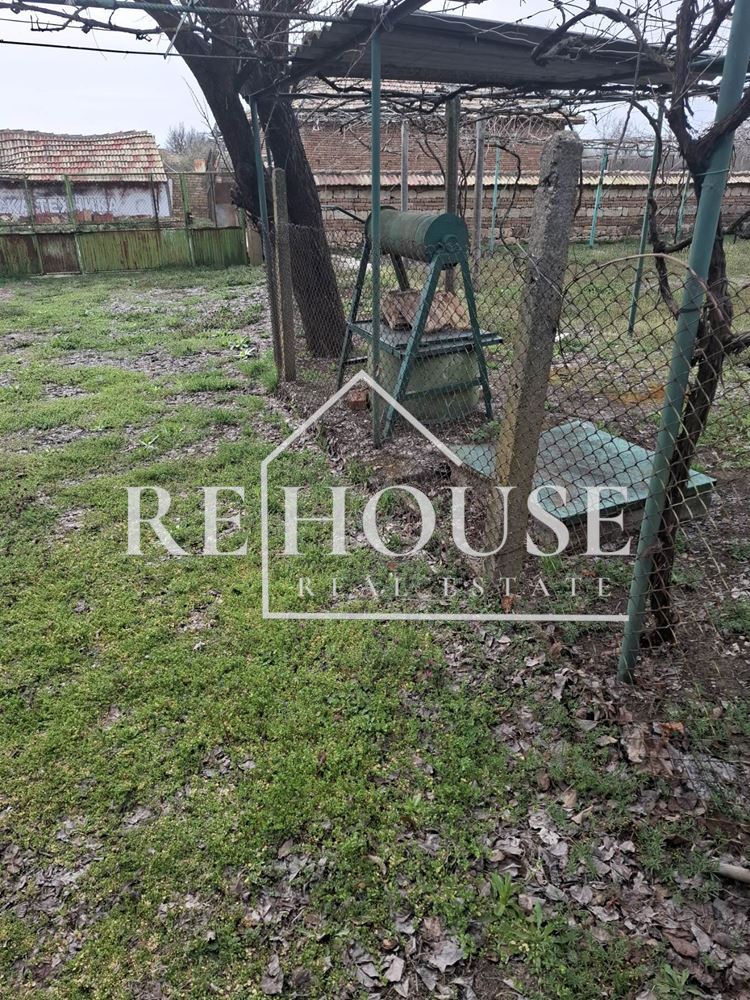 Къща със стопански двор в село Караманите - 0