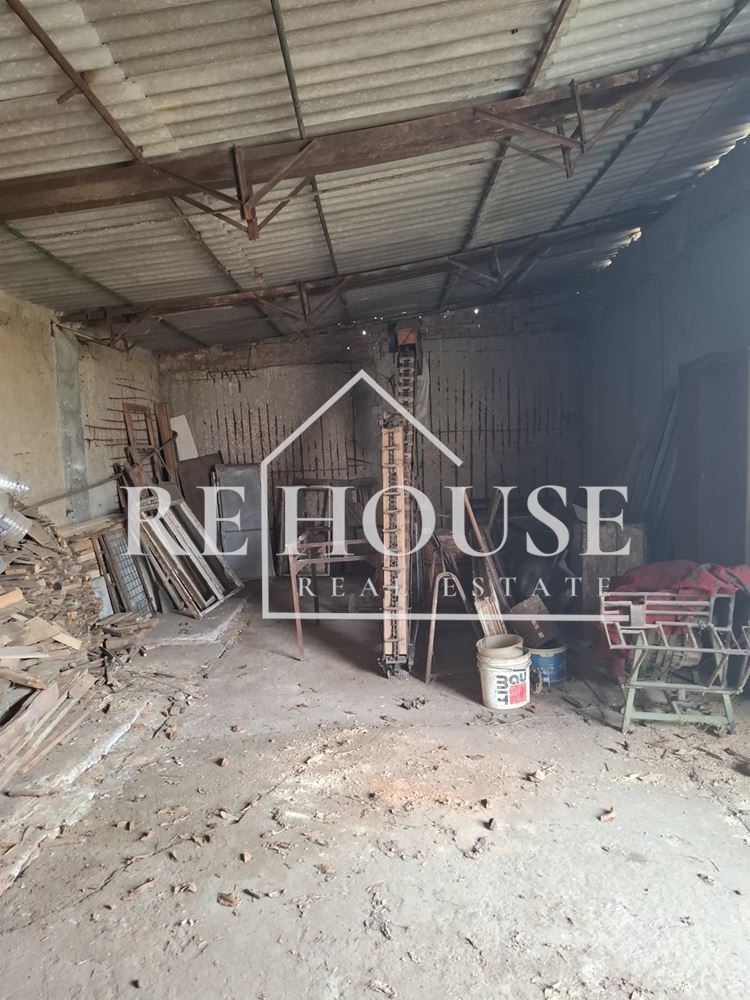 Къща със стопански двор в село Караманите - 0