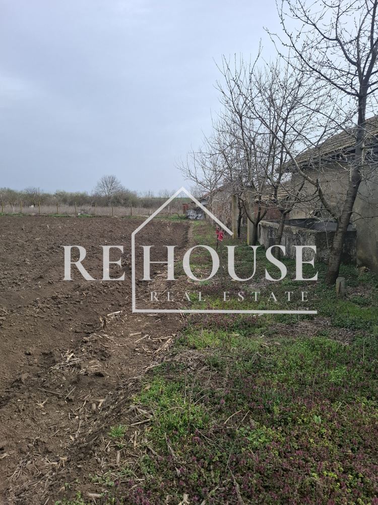 Къща със стопански двор в село Караманите - 0