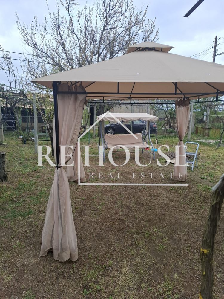 Къща със стопански двор в село Караманите - 0