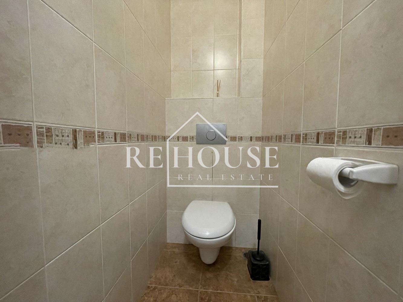 ТРИСТАЕН НАПЪЛНО ОБЗАВЕДЕН АПАРТАМЕНТ В РАЙОНА НА ОКРЪЖНА БОЛНИЦА - 0