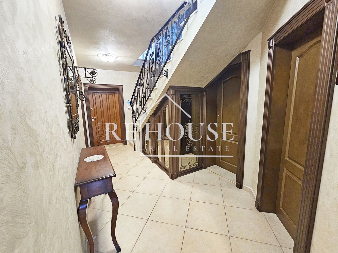 НАПЪЛНО ОБЗАВЕДЕНА КЪЩА ПОД НАЕМ - 0