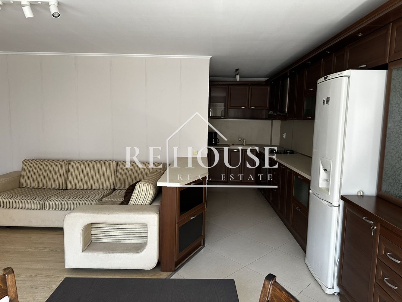 ТРИСТАЕН ОБЗАВЕДЕН АПАРТАМЕНТ В РАЙОНА НА ЛК ТРАКИЯ ДО ДЕНТАЛНИЯ ФАКУЛТЕТ - 0