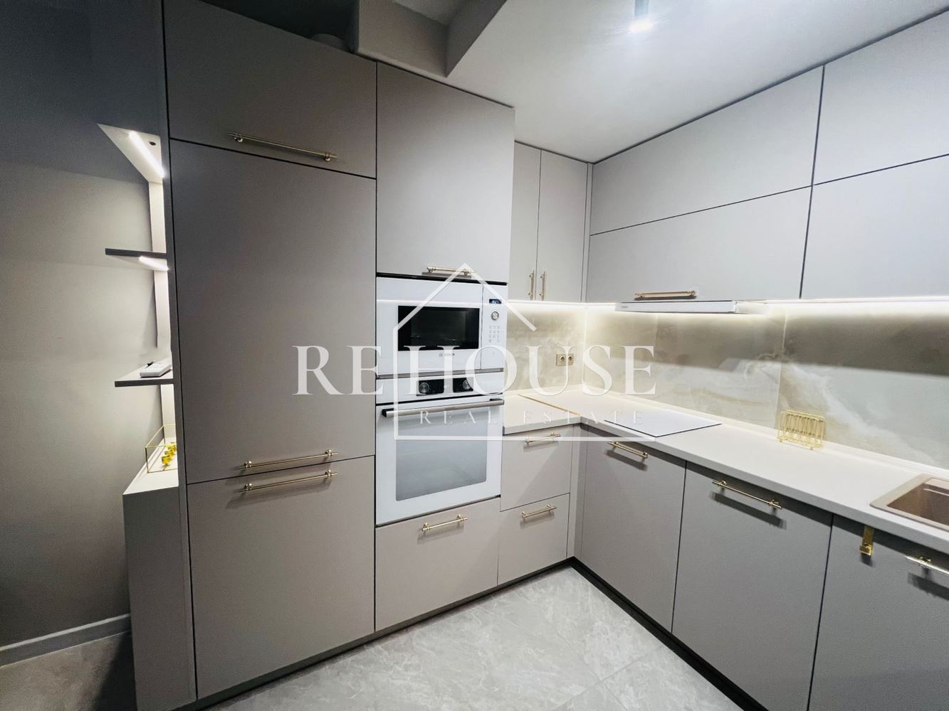 ДВУСТАЕН НАПЪЛНО ОБЗАВЕДЕН АПАРТАМЕНТ В РАЙОНА НА ИДЕАЛЕН ЦЕНТЪР ВАРНА - 0