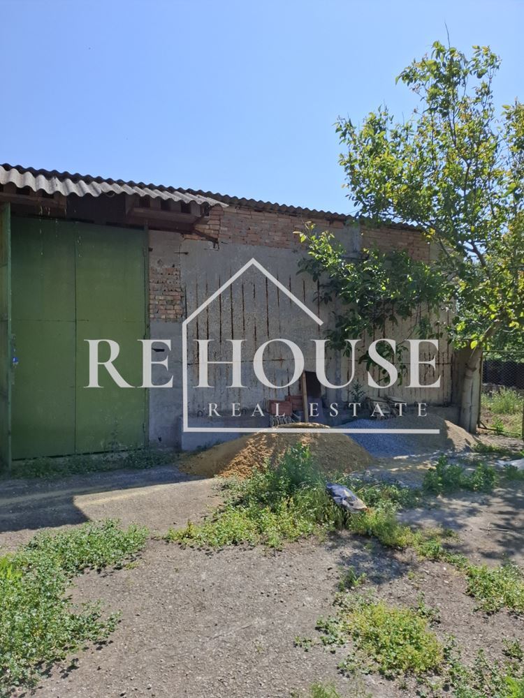 Къща със стопански двор в село Караманите - 0