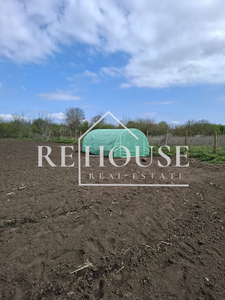 Къща със стопански двор в село Караманите - 0