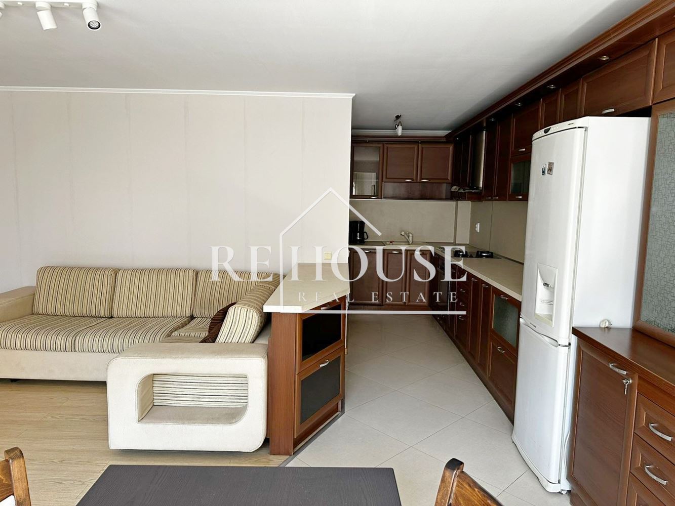 ТРИСТАЕН ОБЗАВЕДЕН АПАРТАМЕНТ В РАЙОНА НА ЛК ТРАКИЯ ДО ДЕНТАЛНИЯ ФАКУЛТЕТ - 0