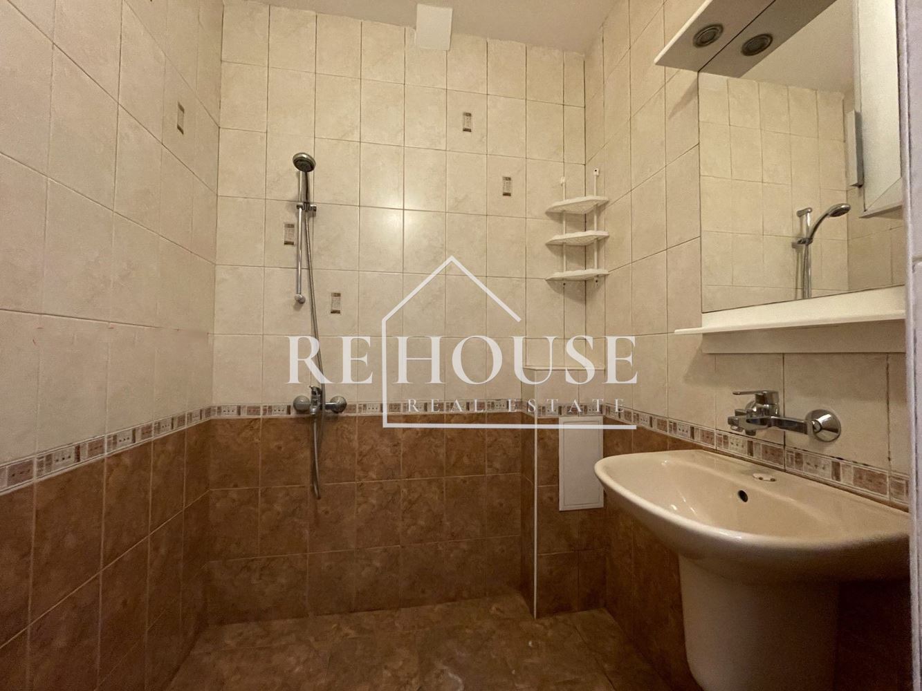 ТРИСТАЕН НАПЪЛНО ОБЗАВЕДЕН АПАРТАМЕНТ В РАЙОНА НА ОКРЪЖНА БОЛНИЦА - 0