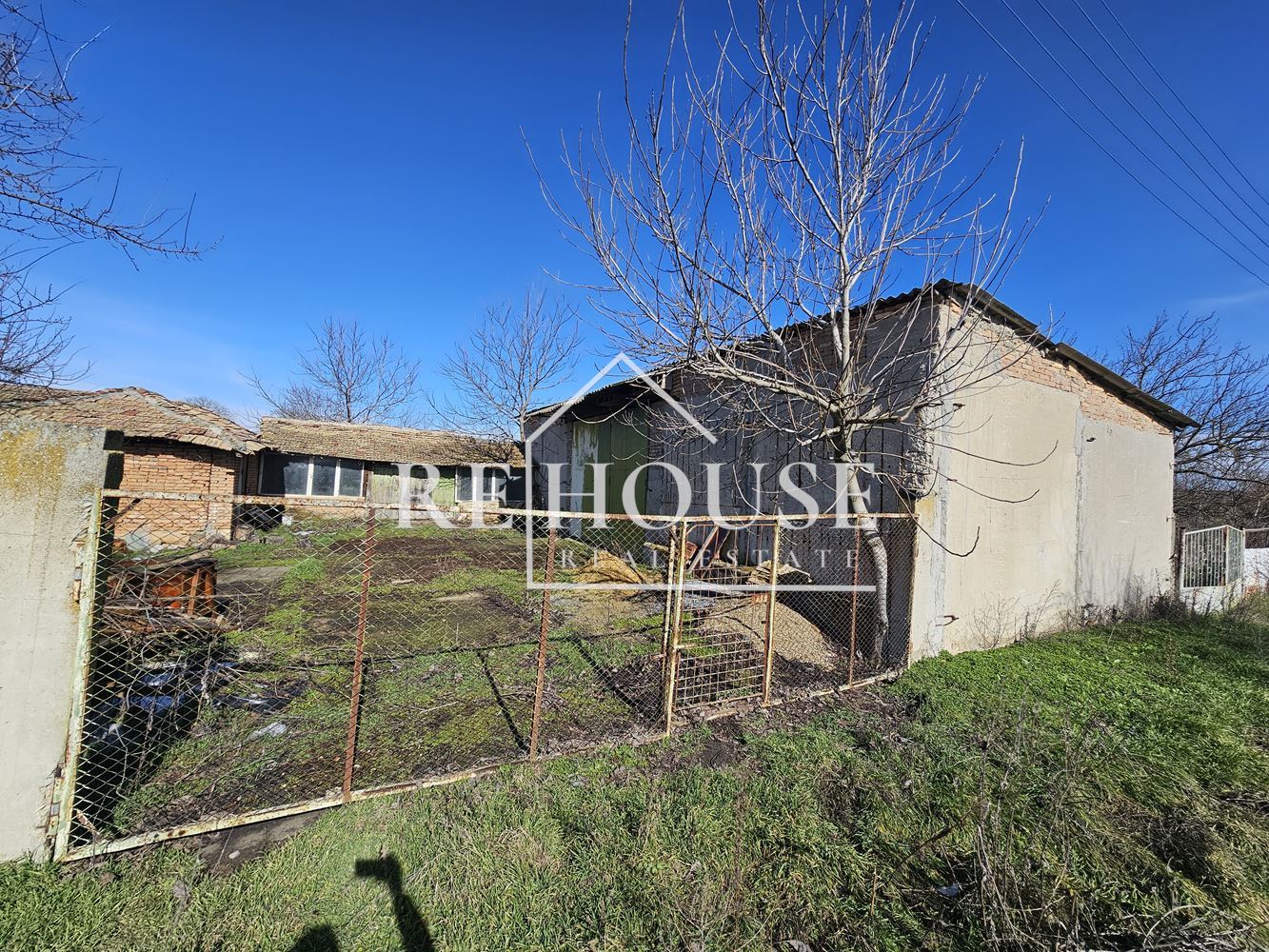 Къща със стопански двор в село Караманите - 0