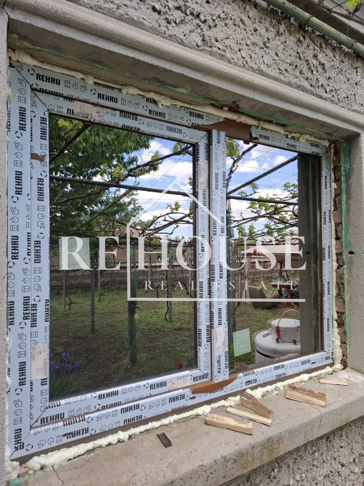 Къща със стопански двор в село Караманите - 0