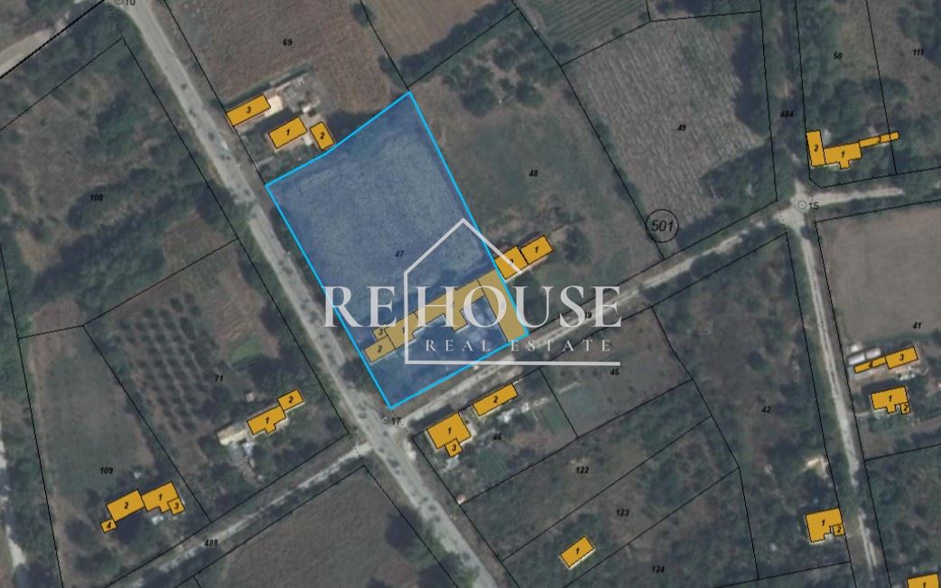 Къща със стопански двор в село Караманите - 0