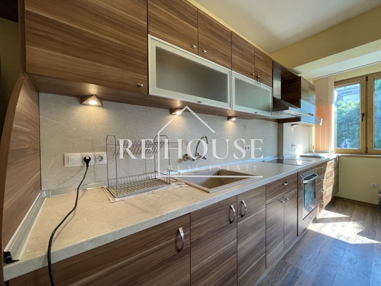 ТРИСТАЕН НАПЪЛНО ОБЗАВЕДЕН АПАРТАМЕНТ В РАЙОНА НА ОКРЪЖНА БОЛНИЦА - 0