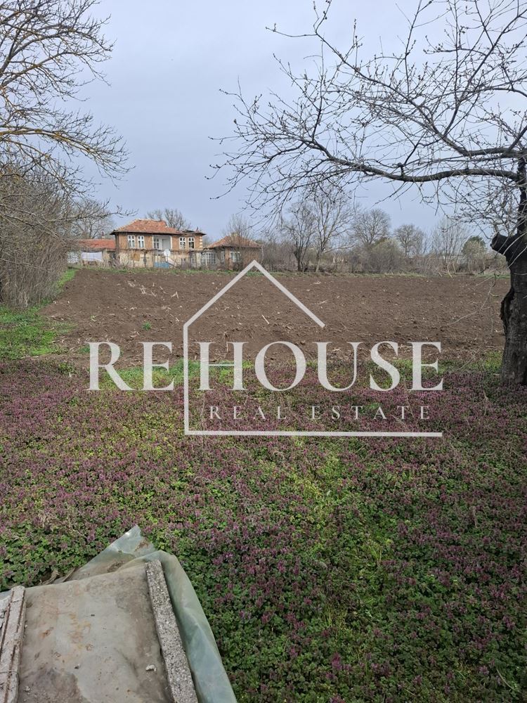 Къща със стопански двор в село Караманите - 0