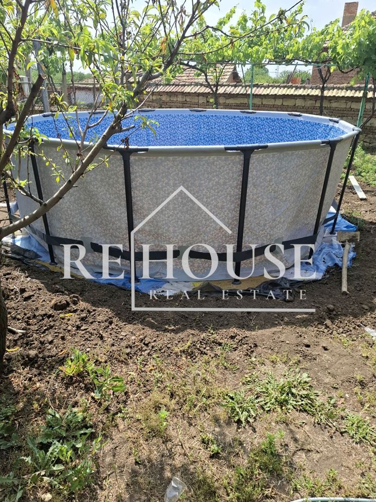 Къща със стопански двор в село Караманите - 0