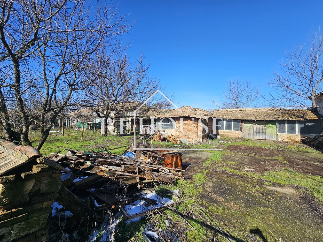 Къща със стопански двор в село Караманите - 0