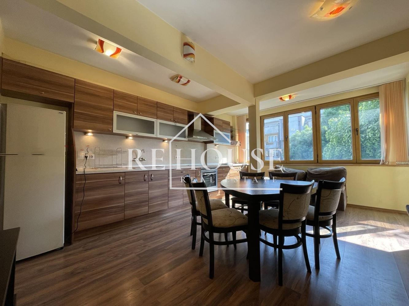 ТРИСТАЕН НАПЪЛНО ОБЗАВЕДЕН АПАРТАМЕНТ В РАЙОНА НА ОКРЪЖНА БОЛНИЦА - 0