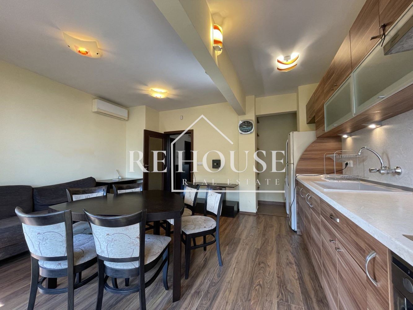 ТРИСТАЕН НАПЪЛНО ОБЗАВЕДЕН АПАРТАМЕНТ В РАЙОНА НА ОКРЪЖНА БОЛНИЦА - 0