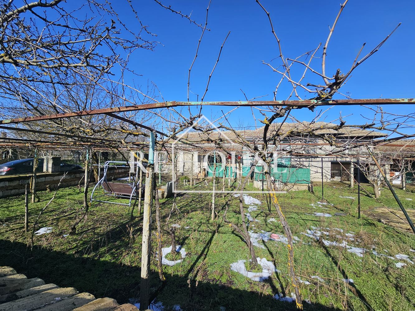 Къща със стопански двор в село Караманите - 0