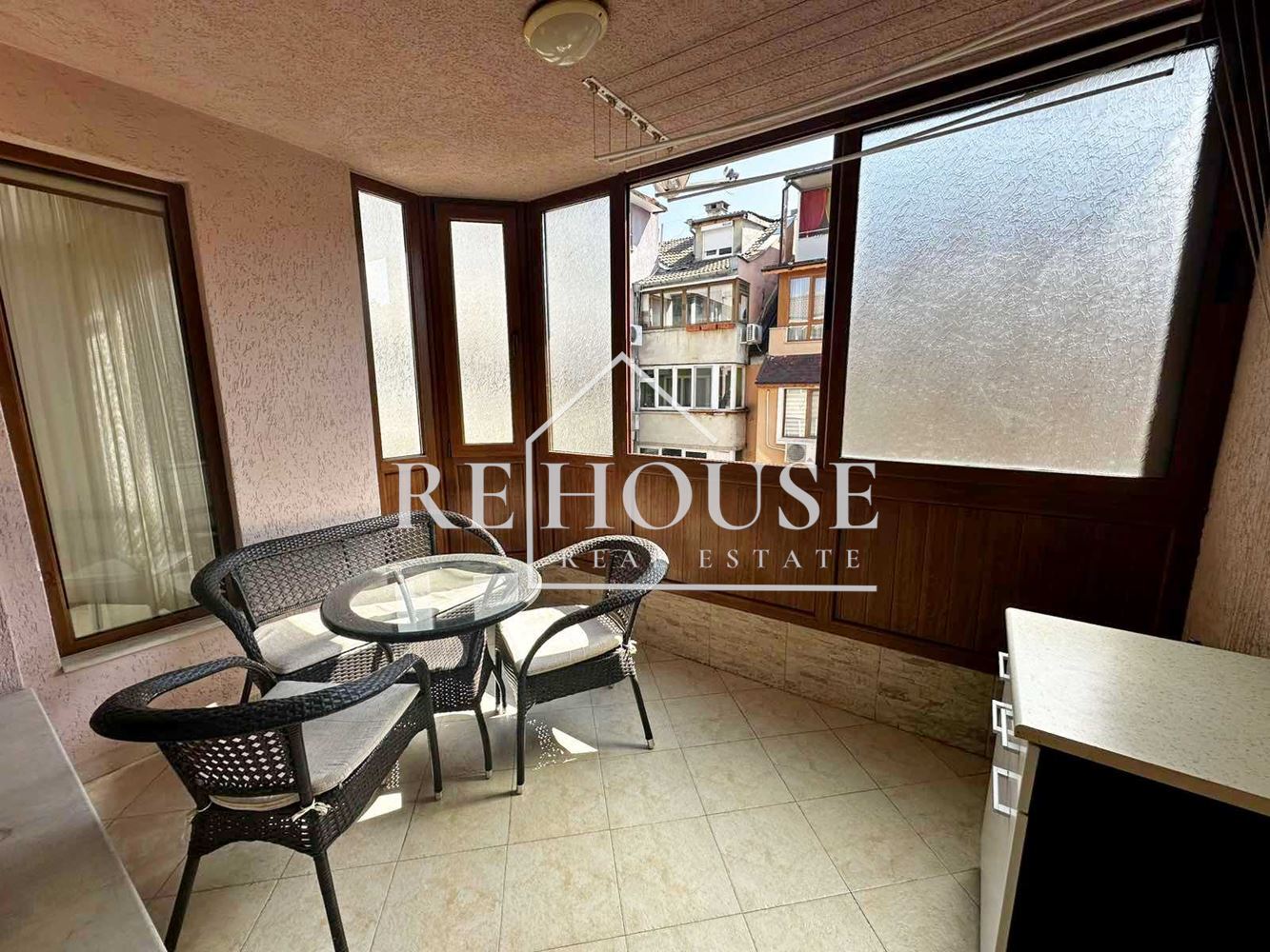 ТРИСТАЕН ОБЗАВЕДЕН АПАРТАМЕНТ В РАЙОНА НА ЛК ТРАКИЯ ДО ДЕНТАЛНИЯ ФАКУЛТЕТ - 0