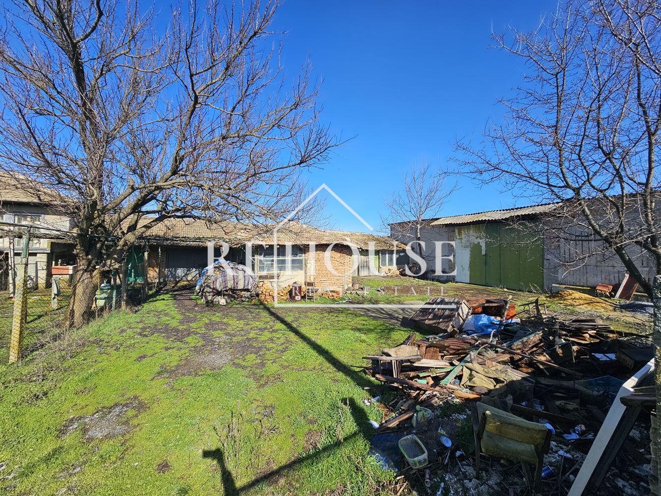 Къща със стопански двор в село Караманите - 0