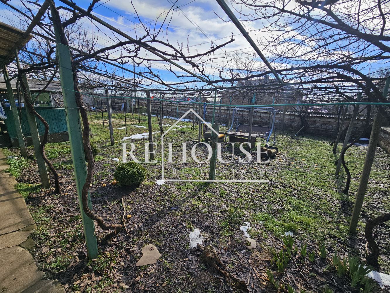 Къща със стопански двор в село Караманите - 0