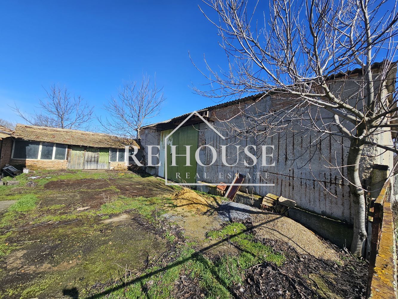 Къща със стопански двор в село Караманите - 0