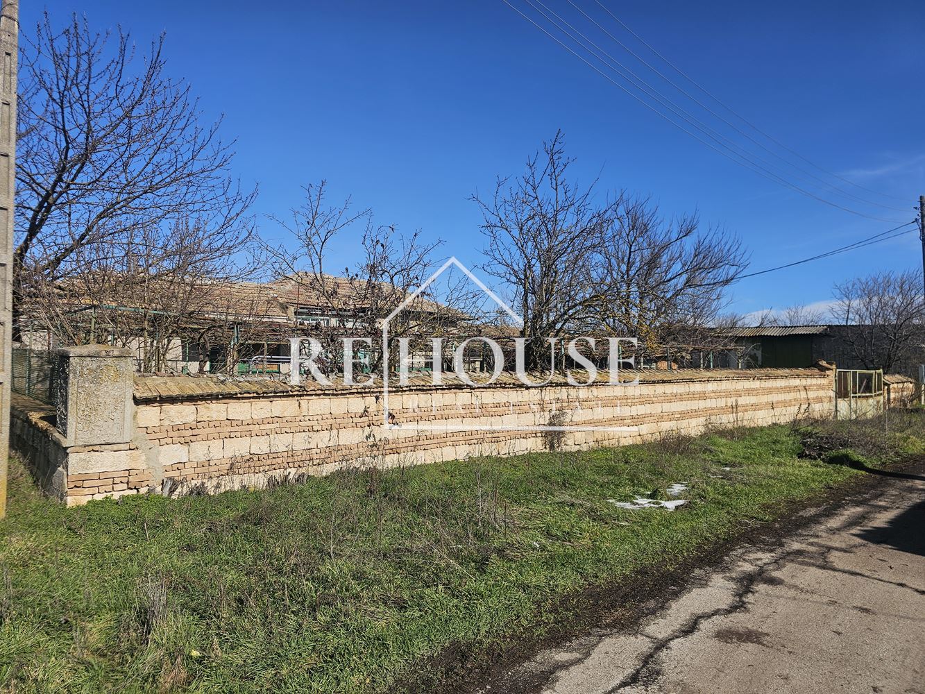 Къща със стопански двор в село Караманите - 0