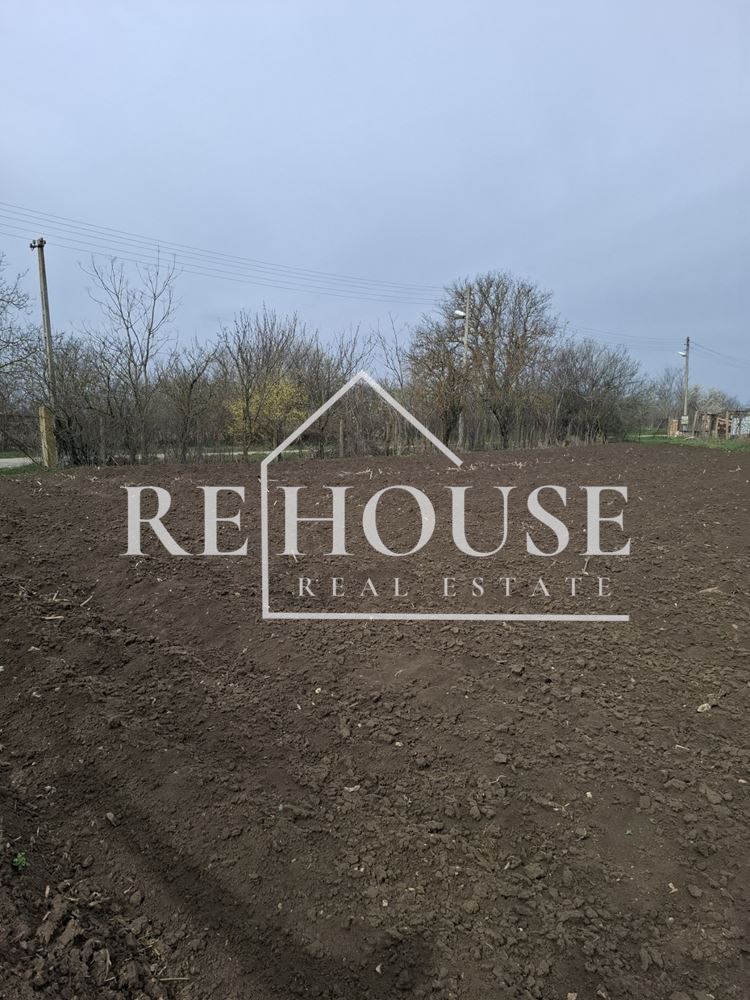 Къща със стопански двор в село Караманите - 0