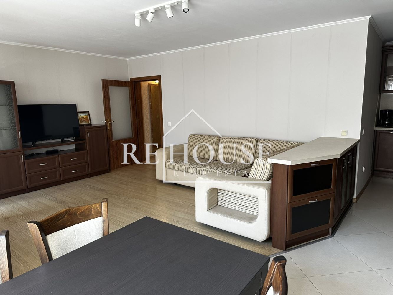 ТРИСТАЕН ОБЗАВЕДЕН АПАРТАМЕНТ В РАЙОНА НА ЛК ТРАКИЯ ДО ДЕНТАЛНИЯ ФАКУЛТЕТ - 0