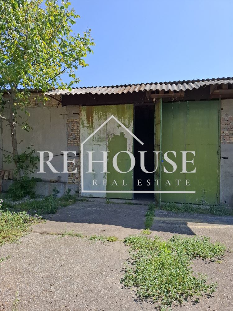 Къща със стопански двор в село Караманите - 0