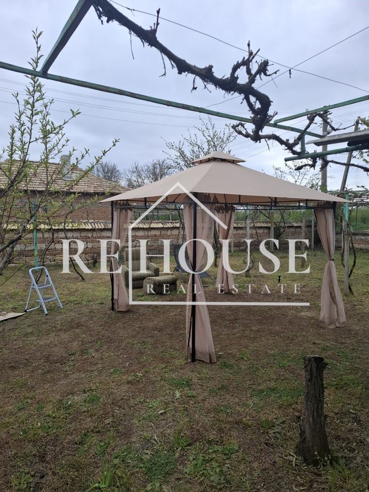 Къща със стопански двор в село Караманите - 0